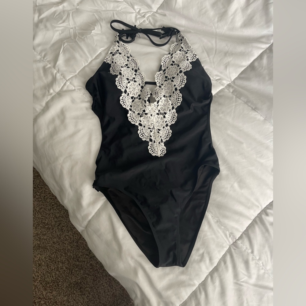 NWT- woman’s one piece swimsuit